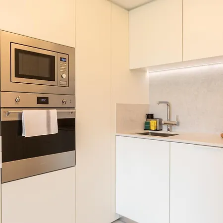 Апартаменты Chic 1-br Flat In Award-winning Building